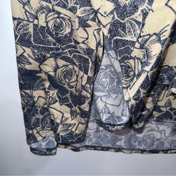 LuLaRoae Short Sleeve Tunic Top Floral Print Size Medium Whimsygoth - Picture 2 of 7